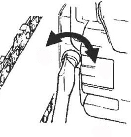 EN 4. Fit the chain tensioner nut into the lower hole of the guide bar, then install the clutch cover and fasten the mounting nut to finger tightness.