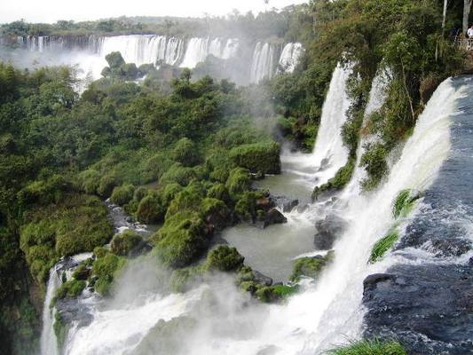 niedaleko miasteczka Puerta Iguazu. Głębokie płynące rzeki spadają nawet z siedemdziesięciu metrowych półek skalnych.