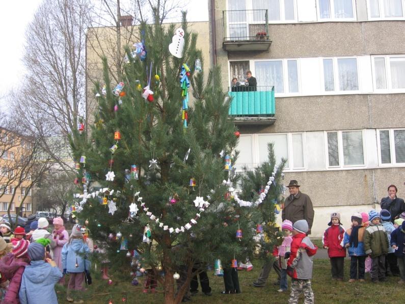 Nasze przedszkole to radosna i ciepła placówka. Dzieci czują się tu akceptowane i szczęśliwe, gdyż dajemy Im możliwośd samorealizacji, kreatywnego myślenia, twórczego działania i eksperymentowania.