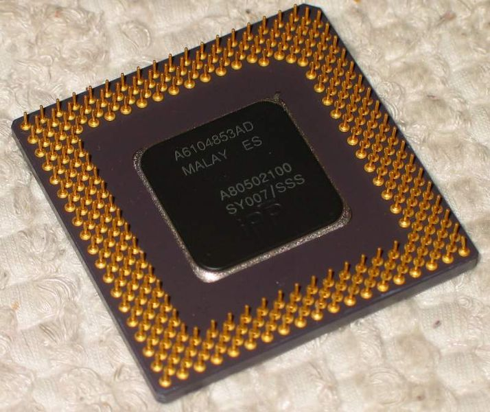 Motywacje Kiedyś (lata 90 i wcześniej) większość komputerów typu desktop miała pojedynczy procesor Rysunek : Intel Pentium 100 MHz CPU. Autor Janne Karaste.