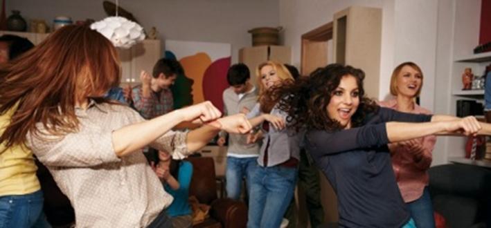 BITWA TANECZNA Dance Central dla Kinect to gra, zawierająca układy taneczne do wyćwiczenia dla każdego - od początkujących amatorów tańca po ekspertów w każdym wieku.