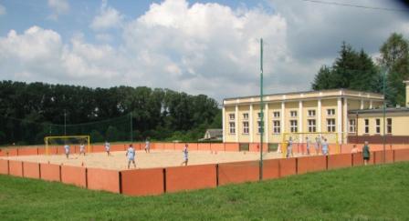 PRZYKŁADY ZREALIZOWANYCH PROJEKTÓW - PODDĘBICE PODDĘBICE Boisko oddane do użytku w 2004 roku Coroczna współorganizacja turnieju Beach Soccera rangi mistrzowskiej oraz licznych turniejów lokalnych i