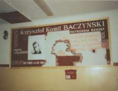 Tutaj uczniowie na uroczystych apelach z okazji rocznic urodzin K.