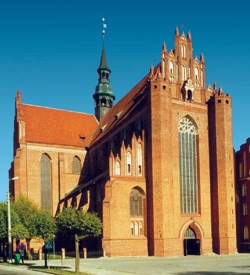 OKOLICE Po zwiedzaniu Tczewa możemy się udać na wycieczkę po okolicznych miejscowościach takich jak Pelplin, który słynie z gotyckiej Bazyliki Katedralnej z przełomu