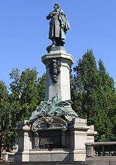 Pomnik Mickiewicza Pomnik Adama Mickiewicza neoklasycystyczny monument Adama Mickiewicza znajdujący się na