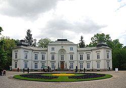 Pałac Myślenicki Pałac powstał na polecenie Stanisława Augusta Poniatowskiego w latach 1774 1779, według projektu Dominika Merliniego w stylu wczesnoklasycystycznym.