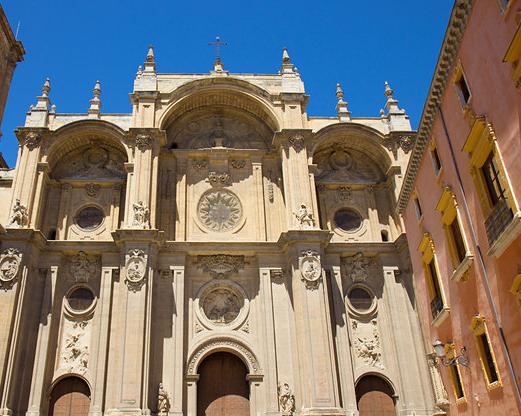 Granada Perła Andaluzji 15 Katedra Najświętszej Maryi Panny od Wcielenia - Cathedral de Santa María de la Encarnación Katedra znajduje się w sercu zabytkowego centrum miasta, pomiędzy Gran Via i