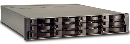 ROZDZIAŁ 9. WDROŻENIE 201 9.2.2 Macierz dyskowa Do przetrzymywania danych użyta zostanie macierz dyskowa firmy IBM System Storage DS3400, która posiada następujące cechy: rozmiar 2U Rysunek 9.