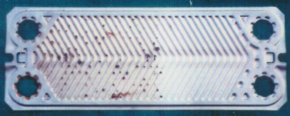 Pod osadami kryją się inicjacje wżerowe, Kąpiel czyszcząca musi oczyścić płytę do dna wżeru i całą powierzchnię należy spasywować tą samą kąpielą łącznie z dnem wżeru.