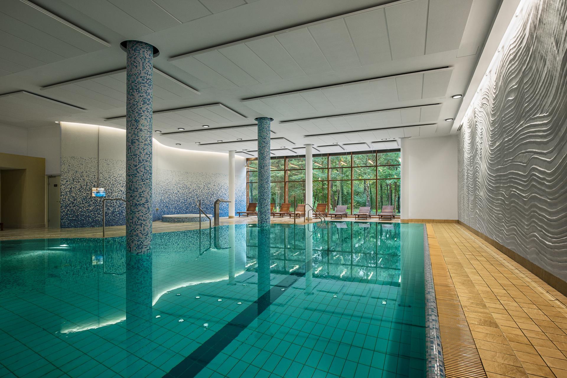 Nielimitowany wodny relaks Basen w Holiday Inn to radość korzystania z hydromasażu (bicze wodne, gejzery,