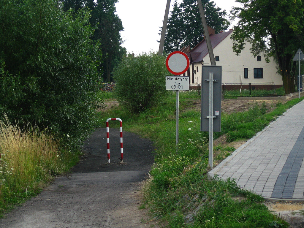 Fot. 7. Dopuszczenie ruchu rowerów na drodze pieszej, prawdopodobnie niepublicznej. Rowerzysta nie ma obowiązku korzystać z tak oznaczonej drogi. Zator, woj. małopolskie.