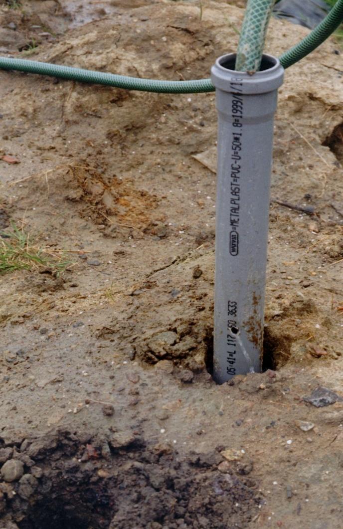 NATLENIANIE Dostępność tlenu cząsteczkowego w sposób istotny wpływa na bioremediację różnych związków chemicznych Najczęściej stosuje się następujące sposoby natleniania rekultywowanego terenu: