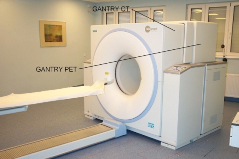 Sprzęt stosowany w pozytonowej tomografii emisyjnej Skaner PET-CT stanowi połączony w jedno urządzenie zespół dwóch tomografów, tomografu rentgenowskiego oraz tomografu PET.