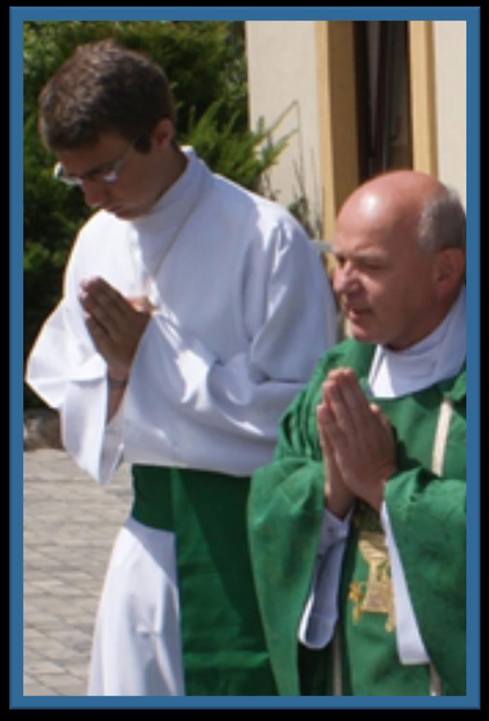 CEREMONIARZ to: 1) kapłan, który przewodniczy Mszy Świętej 2) ministrant trzymający