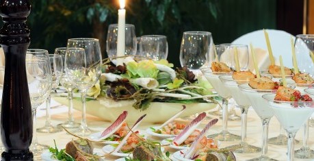 WYŻYWIENIE RESTAURACJA KAPITAŃSKA Restauracja Kapitańska Klubu Mila to wyjątkowe miejsce z przepięknym widokiem na przystań jachtową i Jezioro