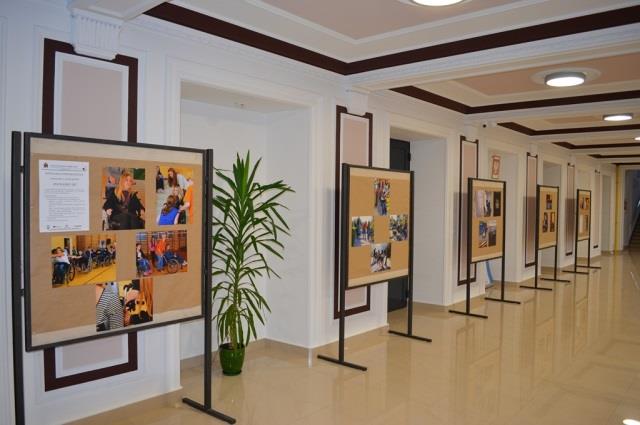 Ostatnim etapem realizacji projektu było zorganizowanie w Ośrodkach Kultury w Leżajsku oraz Nowej Sarzynie Wystaw prac fotograficznych o