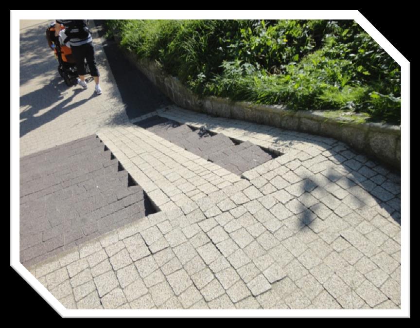 Schody terenowe w miejscu projektowanej ścieżki w Trzebnicy: Dla poprowadzenia ścieżki proponujemy wykonanie rampy