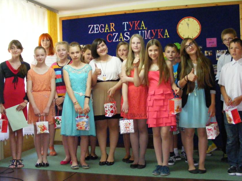 Bal Szóstoklasisty!!! Bal Szóstoklasisty odbył się 20 czerwca 2013r. Zaczął się występem uczniów klasy VI. Po przedstawieniu, uczniowie klasy V wręczyli upominki starszym kolegom.