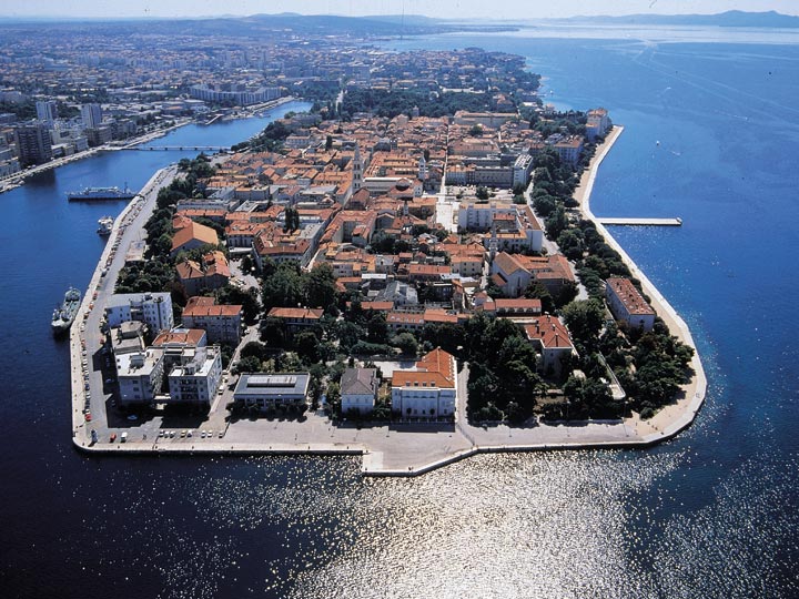 Dzień 4 Przejazd z Rijeka do Zadar Szybernik wzdłuż brzegu morza ok. 250 km Szczególnie polecamy przejazd drogą nr 8, czyli słynną Magistralą Adriatycką.