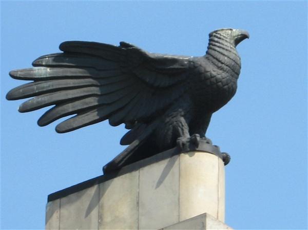 Dopiero po zmianie ustroju pomnik został odbudowany. 11 listopada 1989 roku poświęcono i wmurowano kamień węgielny.