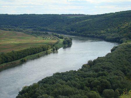po sobie osady ze skorupiaków i utworzyło wapienne skały. Południowa części Mołdawii mikro strefa Vulscanesti, to idealny region do produkcji czerwonych win.