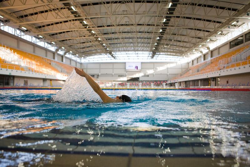 Strefa sportowa Strefa sportowa Basen olimpijski z pomostem przesuwny Basen do skoków wraz z wieżą z platformami o wysokości 10m, 5m, 3m Basen do rozgrzewki i nauki pływania Basen do rozgrzewki dla