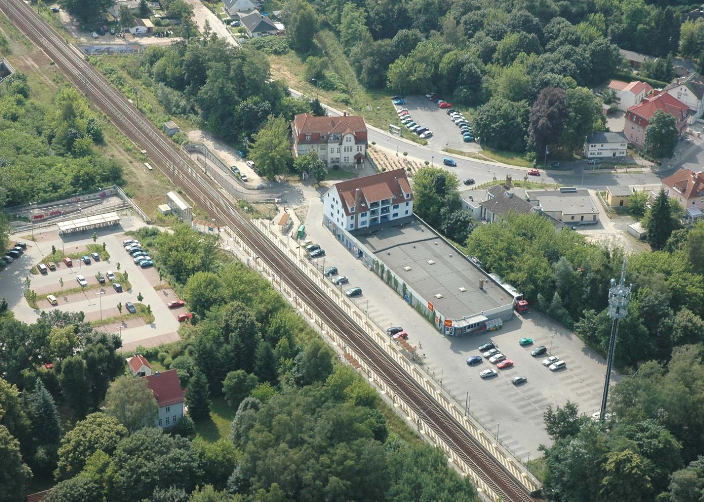 Infrastruktura KDP Peron na linii Berlin-Hamburg, przy którym przejeżdżają pociągi bez zatrzymania z