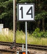 Sygnalizacja kolejowa Na liniach konwencjonalnych ruch prowadzony jest za pomocą sygnalizacji świetlnej semaforów umieszczonych przy torach, które pokazują sygnał zabraniający ruchu lub zezwalający