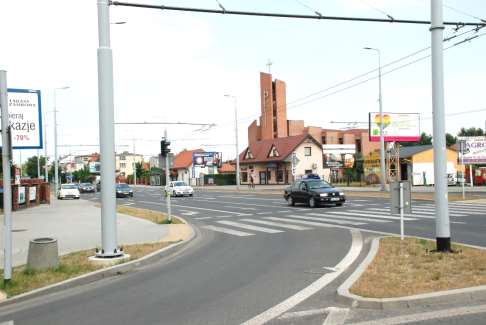 Format: 5,04 x 2,38 Typ: standard Oświetlenie: lampy uliczne Miasto: Lublin Usytuowanie: skrzyżowanie przy drodze nr 835 Opis: - Wjazd do Lublina drogą nr 835 (z Biłgoraja i Przemyśla) - Bezpośrednio
