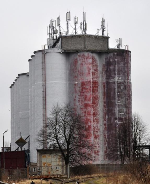 (stacje radiowe i telewizyjne, stacje bazowe telefonii komórkowej) oraz obiekty radiolokacyjne (wojskowe i cywilne urządzenia radionawigacji i radiolokacji).