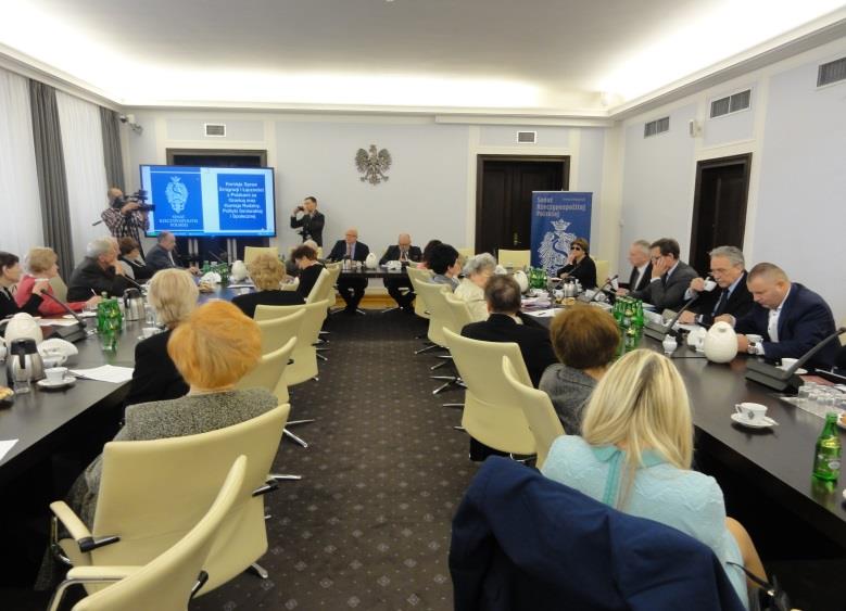 Na zaproszenie przewodniczących Komisji Spraw Emigracji i Łączności z Polakami za Granicą senatora Andrzeja Persona oraz Komisji Rodziny, Polityki Senioralnej i Społecznej senatora Mieczysława
