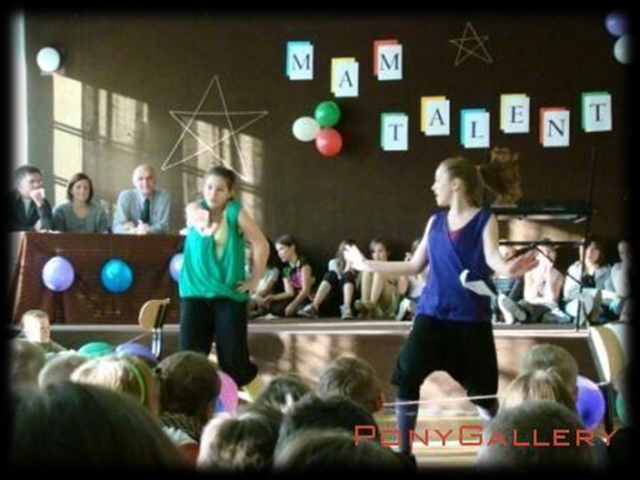 W grudniu uczniowie klas IV-VI spotkali się w auli szkolnej, aby obejrzeć ostateczną rozgrywkę uczestników szkolnego show Mam Talent - organizowaną przez Samorząd Uczniowski.