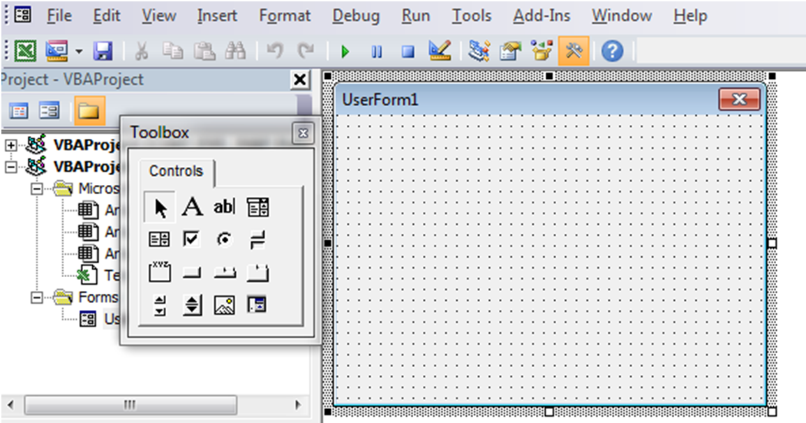 Aby dodać formularz, najpierw w oknie Project Explorer edytora VBA zaznaczamy plik Excela, do którego formularz ma być dodany, a następnie w wybieramy z menu Insert polecenie UserForm.