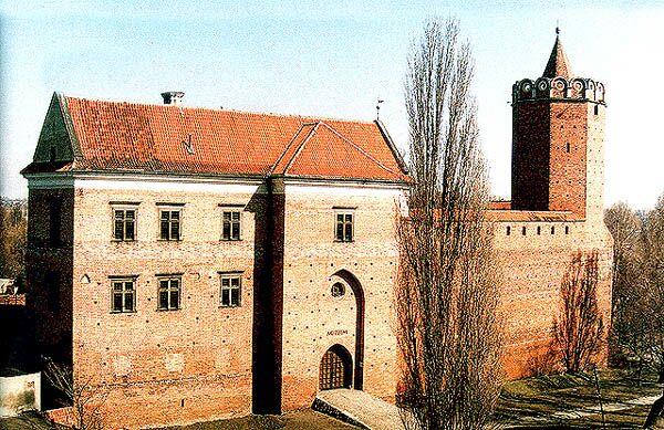 Dojazd Muzeum w Łęczycy, Zamek Królewski Miejsca parkingowe: -Parking przy zamku od strony