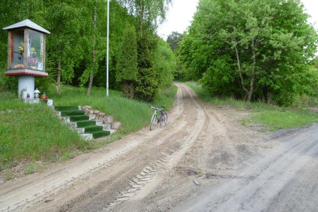 Już wyjechałem z lasu i dojechałem do kolejnej przepięknej kapliczki Męki Pańskiej, w której znajduje się figórka Matki Boskiej.