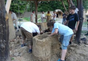 OFERTA DZIAŁALNOŚCI CENTRUM KULTUROWO - ARCHEOLOGICZNEGO Stanowisko hutnicze wraz z pełnym pokazem starożytnego hutnictwa: Wydobywanie rudy żelaza metodą szybową Prażenie i rozdrabnianie rudy