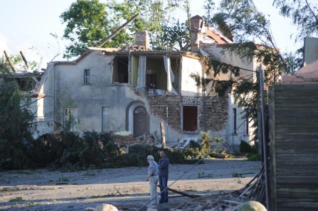 14/07/2012 Czernin Powierzchnia: nieznana (tylko jeden fragment szlaku przebiega przez krótki lasek) Długośd szlaku: 2,6 km Maksymalna szerokośd szlaku: nieznana (zmierzono jedynie 80 m w lasku [23])