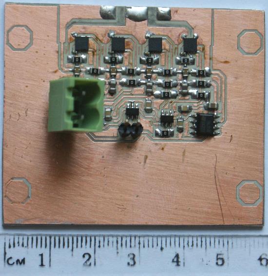 Nowe niskostratne drajwery 71 a) b) układy UCC27526 złącze napięcia zasilania +12 V złącze sygnału sterującego Rys. 3.