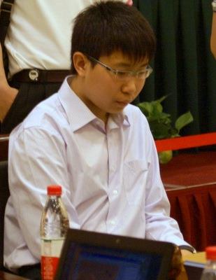 2753.Obrona sycylijska [B49] Shenzhen 2015 GM Yu Yangyi (Chiny) 2716 IM Wang Chen (Chiny) 2485 1.e4 c5 2.Sf3 e6 3.d4 cd4 4.Sd4 Sc6 5.