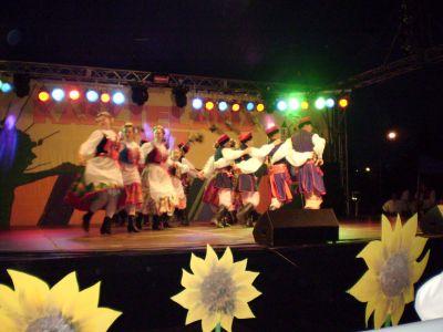 LUDOWE I NARODOWE TAŃCE POLSKIE KRAKOWIAK Wywodzi się z regionu krakowskiego, tańczony w żywym tempie, w takcie 2/4, z charakterystycznymi rytmami synkopowymi.