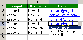 5. Zatwierdź, klikając OK, a w komórce C2 pojawi się lista. 6. Wybierz z niej dowolny adres e-mail. Jak widzisz, nie jest on na razie aktywnym hiperłączem. 7.