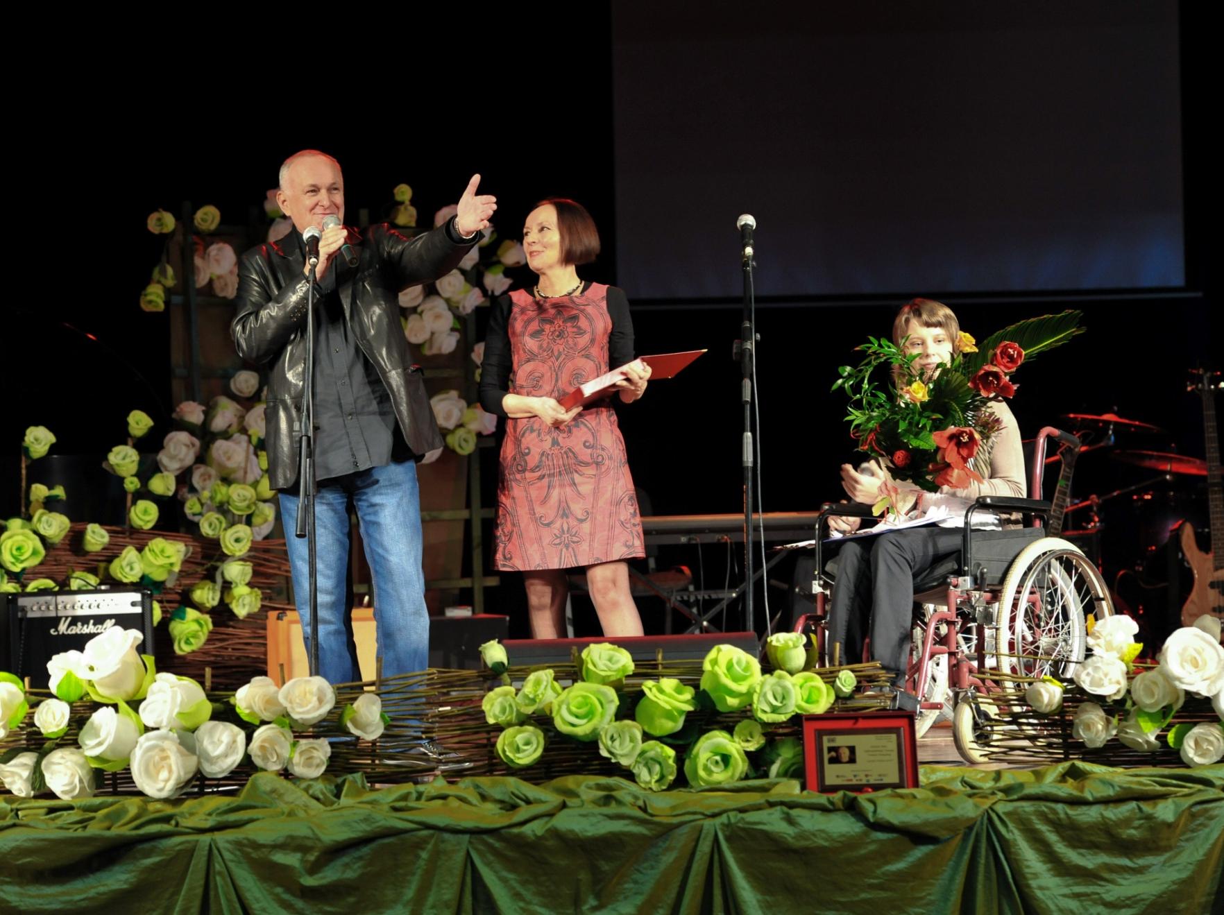 Jacka Cygana powitała na scenie kwiatami