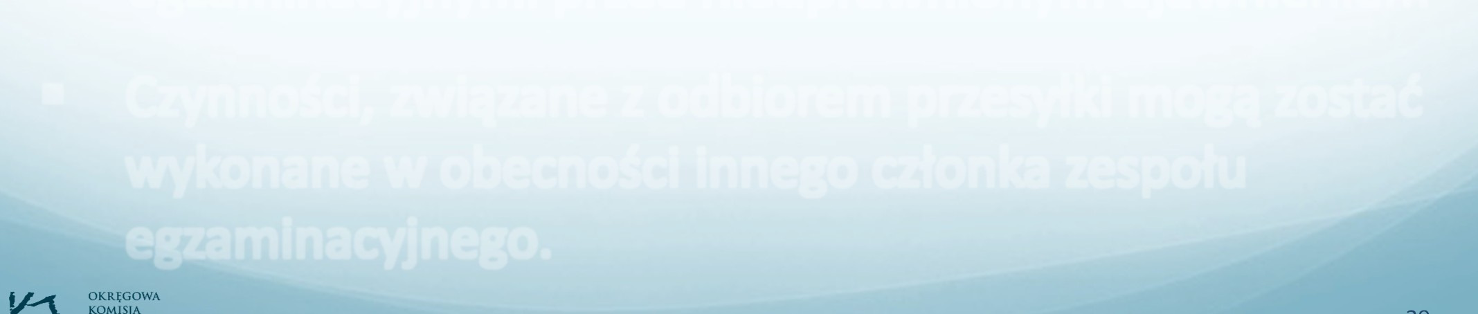 Odebranie przesyłki materiałami egzaminacyjnymi Przesyłkę odbiera przewodniczący ZE lub pisemnie upoważniony przez niego zastępca PZE lub członek ZE Podczas odbioru należy sprawdzić: - czy przesyłka