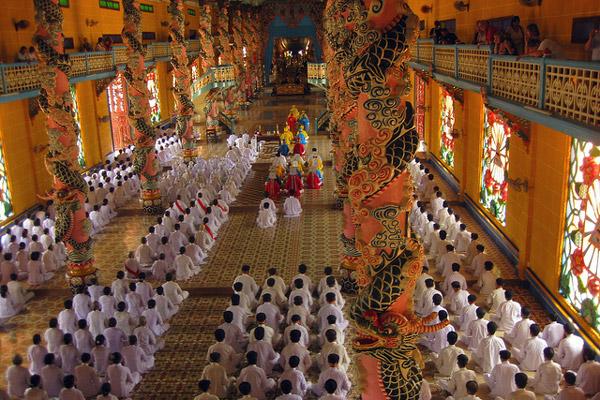 DZIEŃ 4 Śniadanie w hotelu. Przejazd autokarami do prowincji Tay Ninh. Tam zobaczymy niesamowicie udekorowaną Wielką Świątynię Kaodaistyczną.