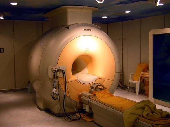 magnetyczny a) aparat MRI