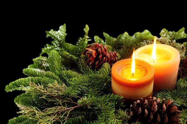 WARSZTATY TWORZENIA ŚWIĄTECZNYCH OZDÓB Świąteczny Zakątek propozycja nr 1 Tworzenie świątecznych stroików to tradycja sięgająca kilkuset lat wstecz.