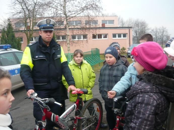 klasy czwartej i poprowadził prelekcję z wykorzystaniem prezentacji