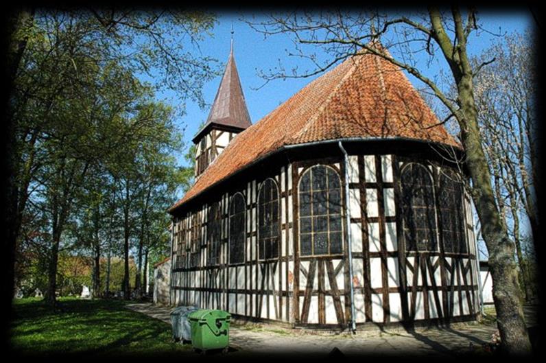 Inne zabytki: Kościół pw. Matki Boskiej Częstochowskiej w Kiezmarku zbudowany został w 1727 roku z wykorzystaniem fragmentu starszej budowli ( podstawa wieży).