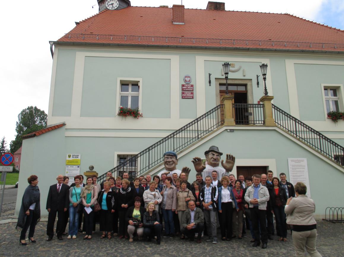 Grupa przy jednym ze zwiedzonych projektów pole do gry w