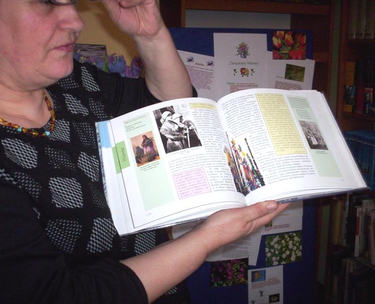 Marchewka z groszkiem. Potem wypożyczaliśmy książki. To była bardzo ciekawa lekcja. Wiktoria Snopkowska, Michalina German, Igor Zarzycki, Kamil Romanowski kl.